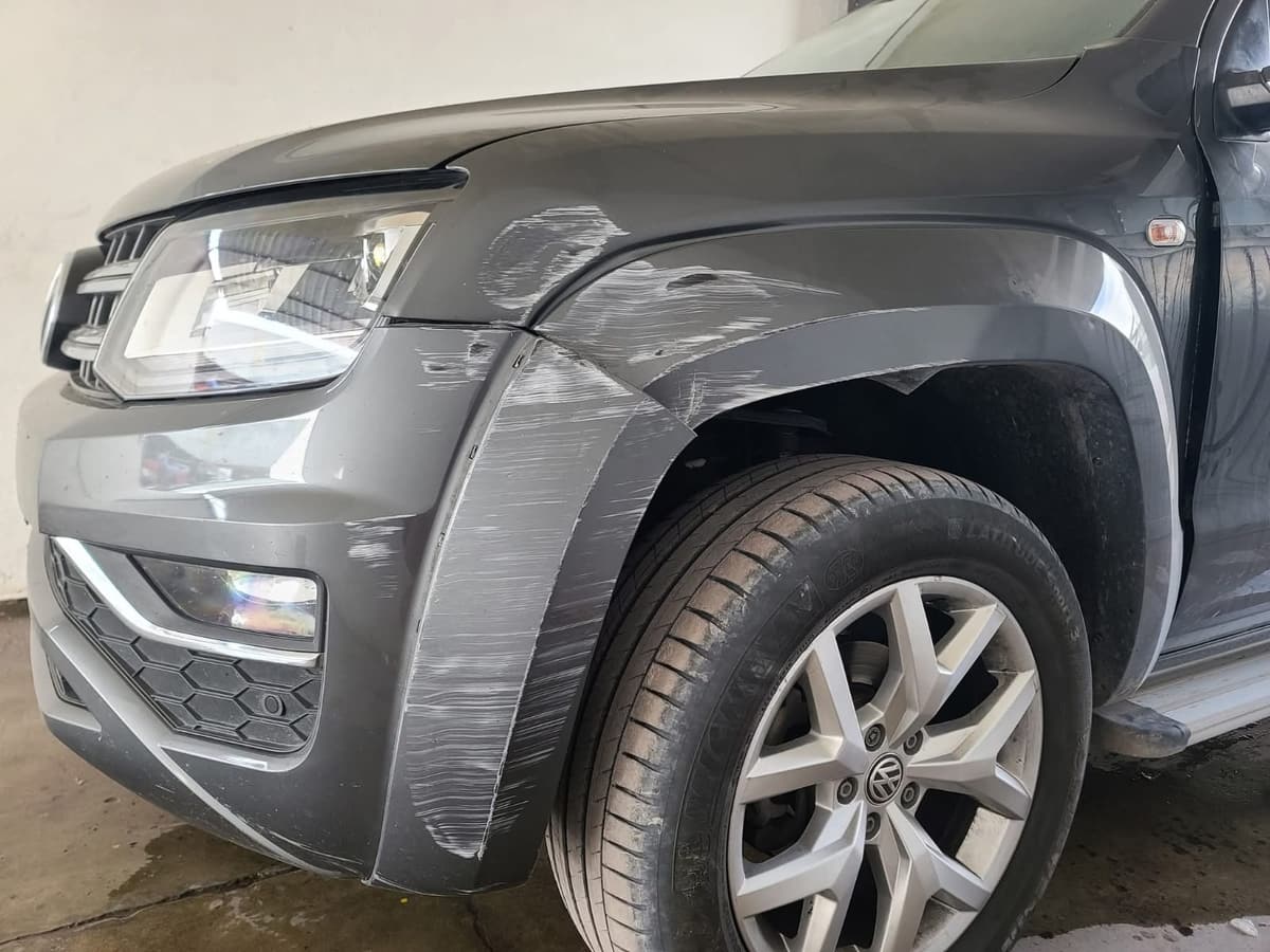 Antes: camioneta gris tal como llegó al taller