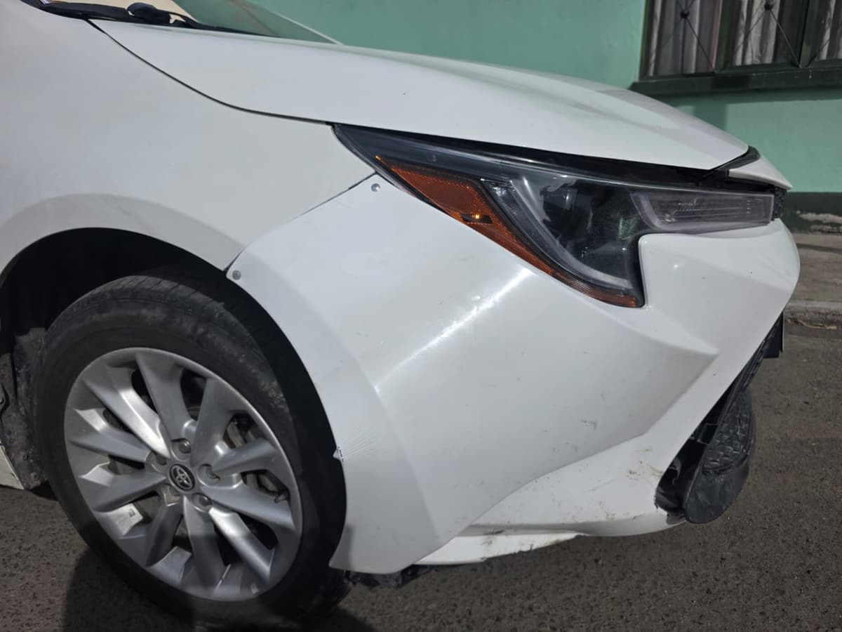 Antes: Toyota Corolla blanco tal como llegó al taller