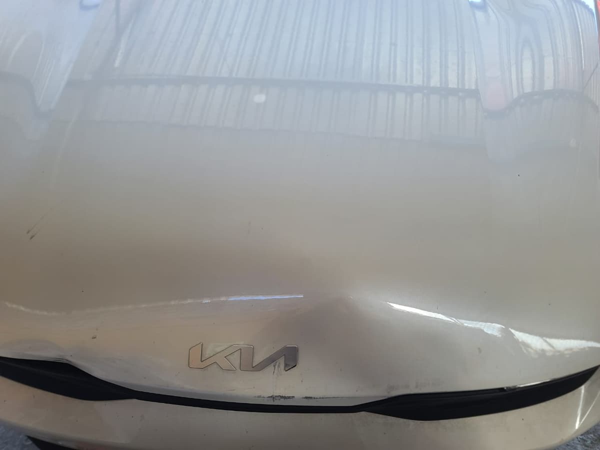 Antes: Kia blanco tal como llegó al taller