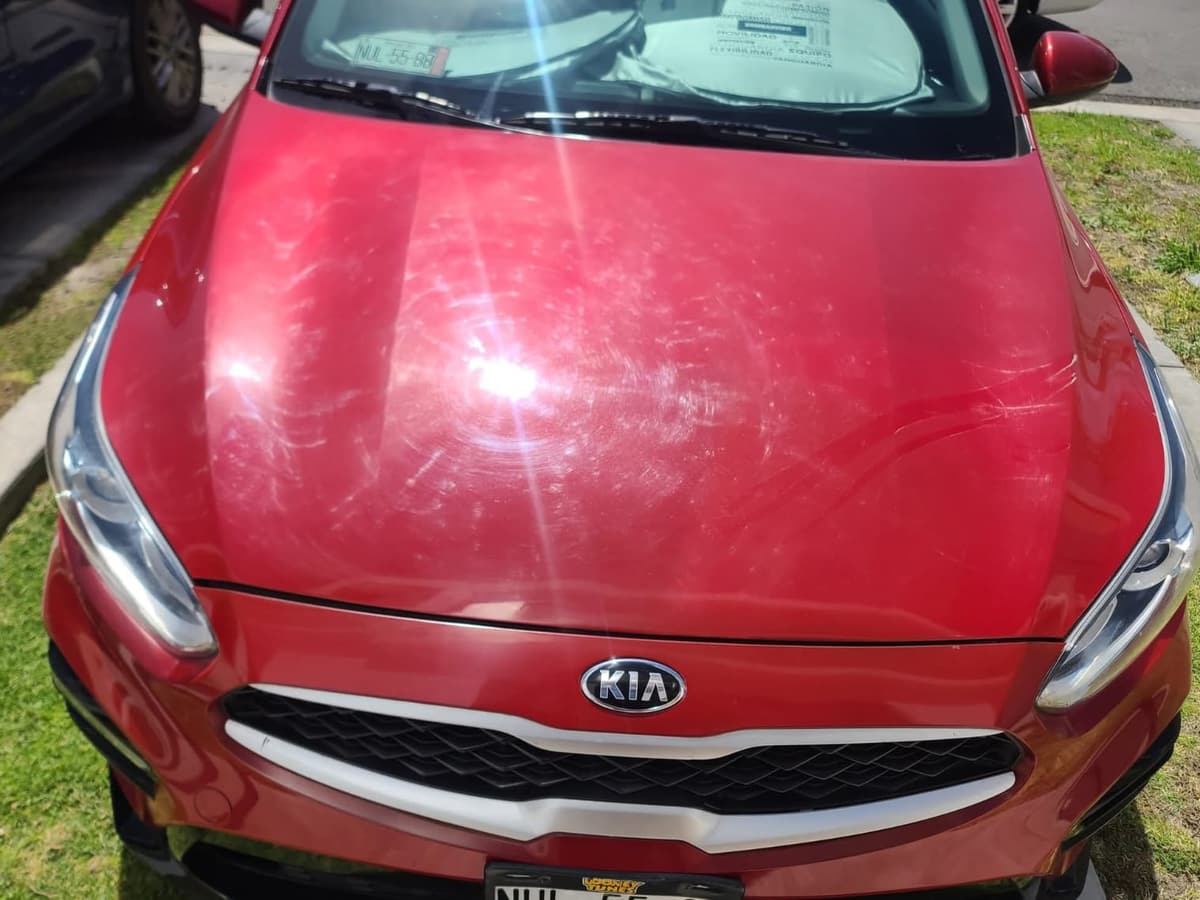 Antes: Kia rojo tal como llegó al taller