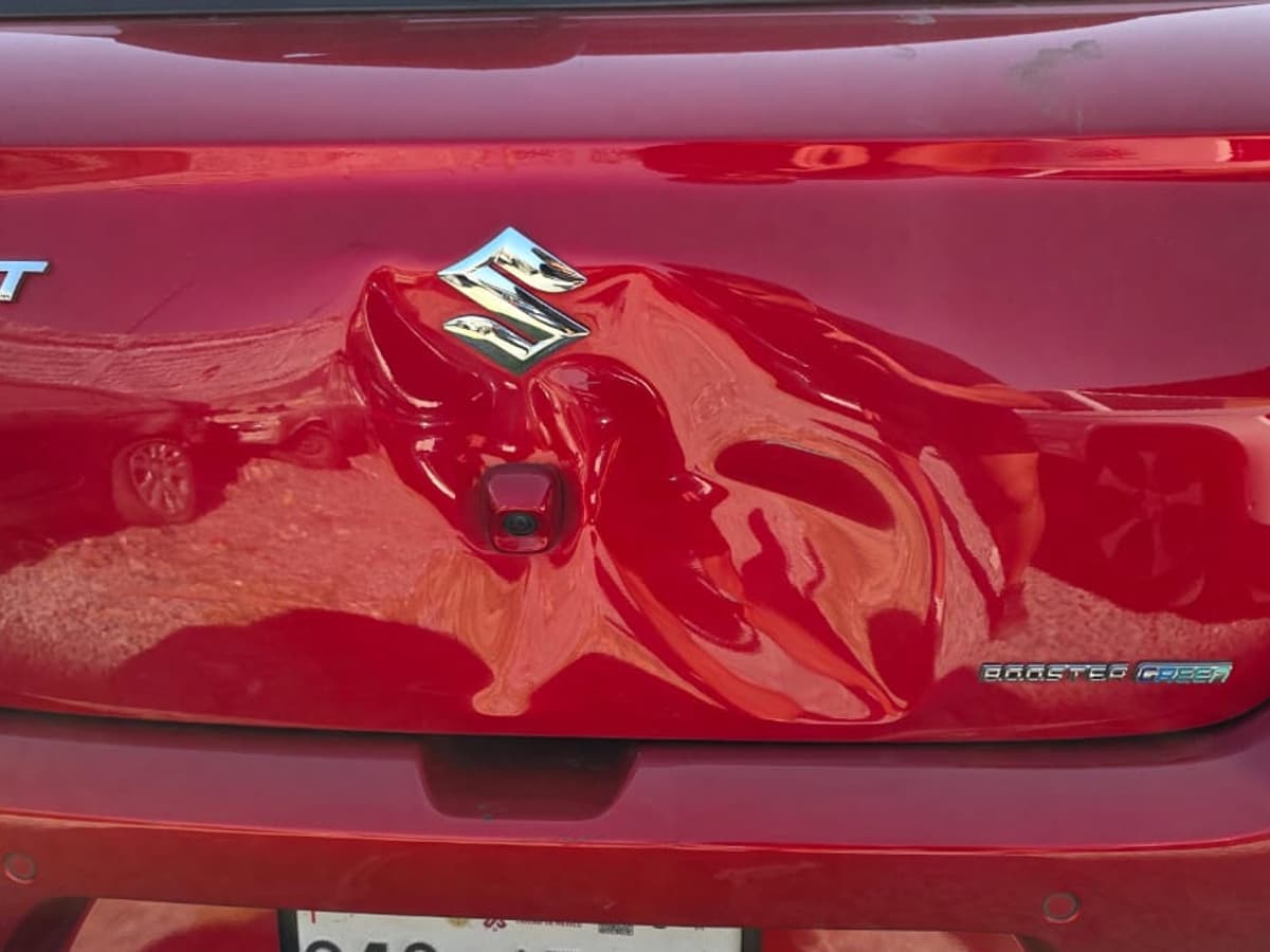 Antes: Suzuki Swift color cereza tal como llegó al taller