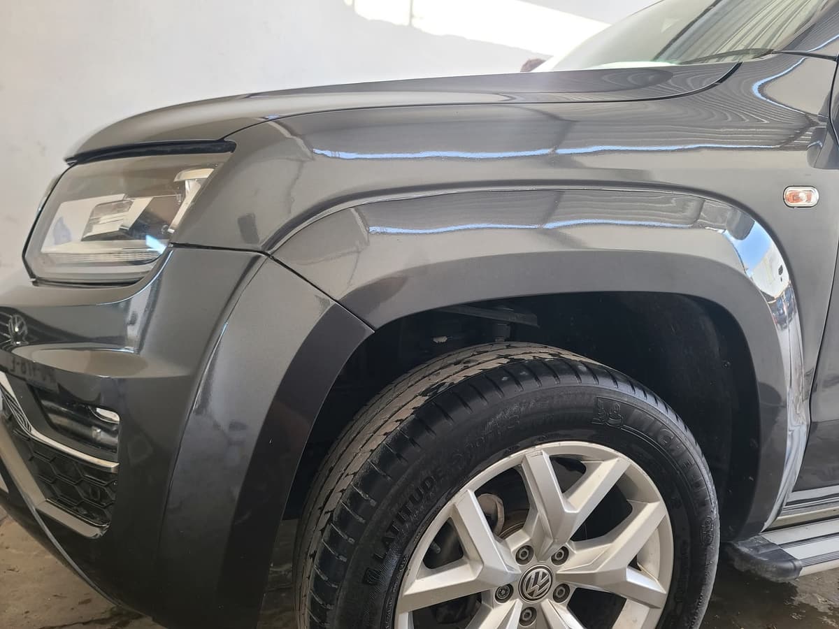 Después: camioneta gris con el trabajo terminado