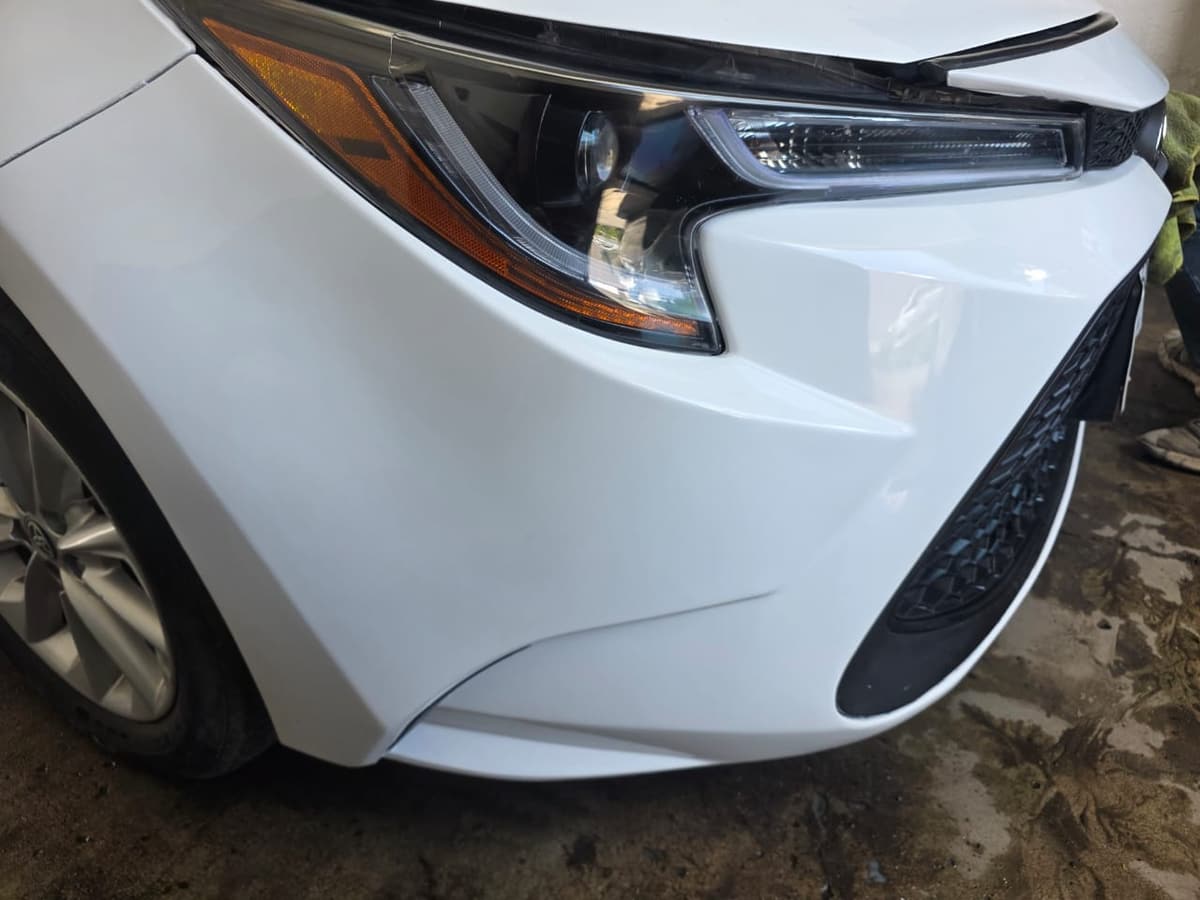Después: Toyota Corolla blanco con el trabajo terminado