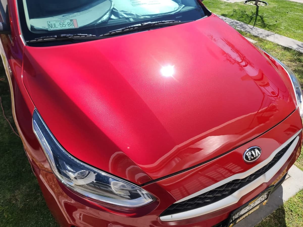Después: Kia rojo con el trabajo terminado